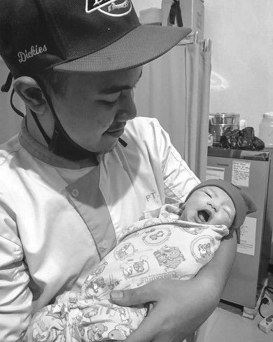 Ayah, Bunda dan si kecil di perantauan.