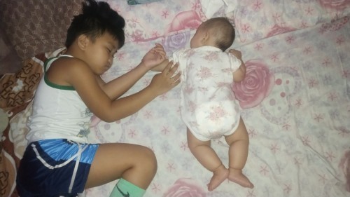 Lagi nakadapa matulog ang bunso ko,kahit ibalik ko sya sa pagkatihaya,dadapa ulit sya