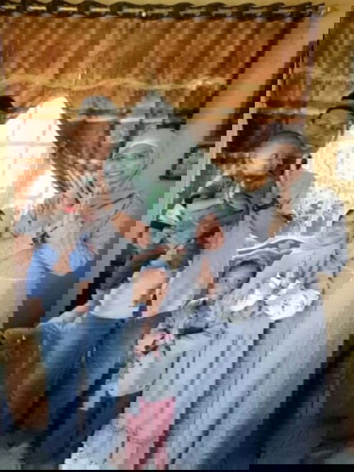 Kumpul keluarga besar dengan baju kompak samaan warna di Lebaran 2021