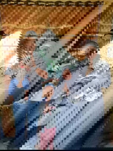 Kumpul keluarga besar dengan baju kompak samaan warna di Lebaran 2021