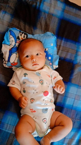 Bun ,anakku usia 3 bulan lrbih 6 hari
Tp dia blm suka Guling² + tengkurap.
Dia lebih suka Duduk.