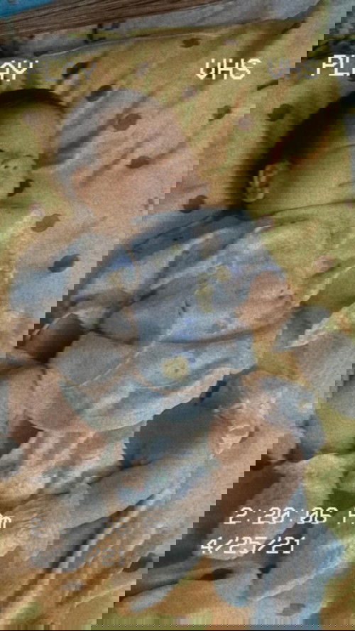 Susah di bedong. Ngaruh ke bentuk kaki ga?