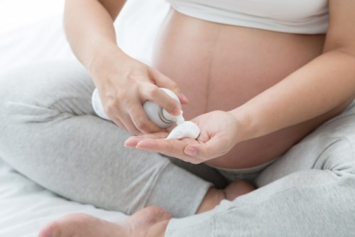 Bunda pakai skincare apa aja sih saat hamil?