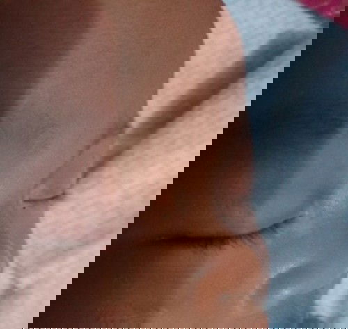 Kulit sekitar mata berwarna putih