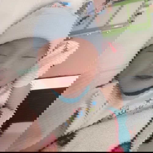 Mấy mom cho em hỏi là cu nhà em sinh được 10 ngày mà bị chấm nhỏ trắng trắng ở trên trán, làm thế nào để hết chấm nhỏ ạ