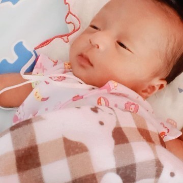 น้อง2เดือน18วัยไม่ถ่ายมา4วันแล้วน้องกินนมแม่คะช่วยแนะนำหน่อยคะทำไงให้น้องถ่าย