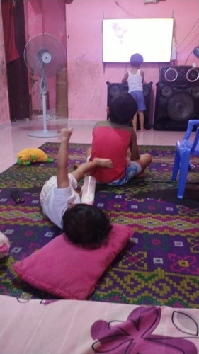 Alloh lah Maha penolong yang hakiki
Aku adalah seorang ibu dari 3orang anak, mengasuh sendirian.