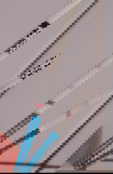 Bun mau nanya dong, aku hari ini tespek sampai 4 kali garis nya 2 tapi samar ,itu hamil gk ya🥺