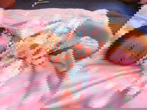 น้องได้8วัน ไม่ถ่ายมา2วันแล้วค่ะ กินนมแม่+นมชง เน้นนมแม่เป็นหลัก ผิดปรกติไหมคะ ขอคำแนะนำหน่อยค่ะ