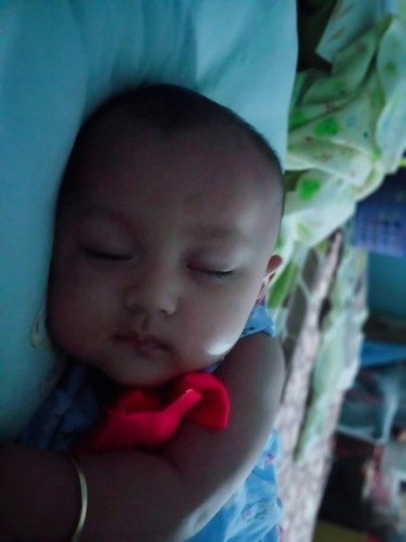 Bayi tidur miring