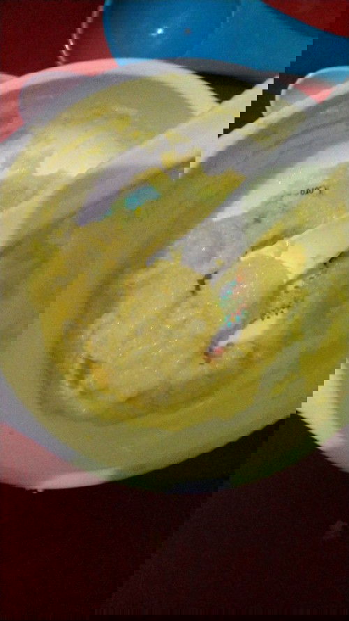 Halo moms ....... Apakah aman jika bayi 6 bulan makan MPASI maunya satu sendok ya .. terimakasih...