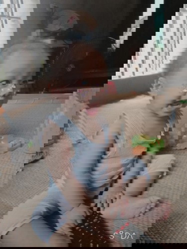 Con mình 10m16d mà vẫn chua lên răng, bé bị thiếu chất hay sao ạ.