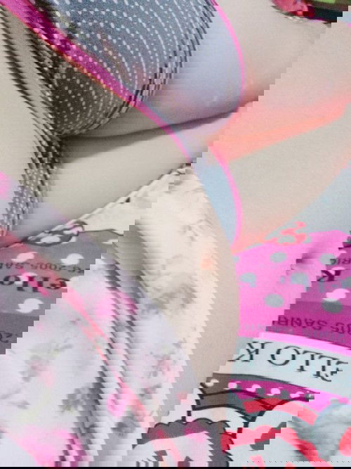 21wเริ่มให้สัญญาณดิ้นๆๆแล้วจ้าแต่พอจะอัดคลิปก็ไม่ดิ้นมีแม่บ้านไหนเหมือนกันไม่ค่ะลูกอายกล้องรู้งาน