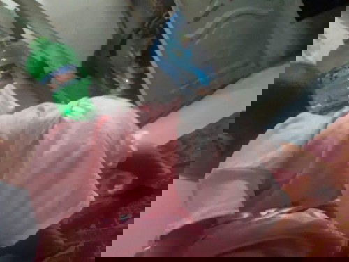 Bé con đòi đứng