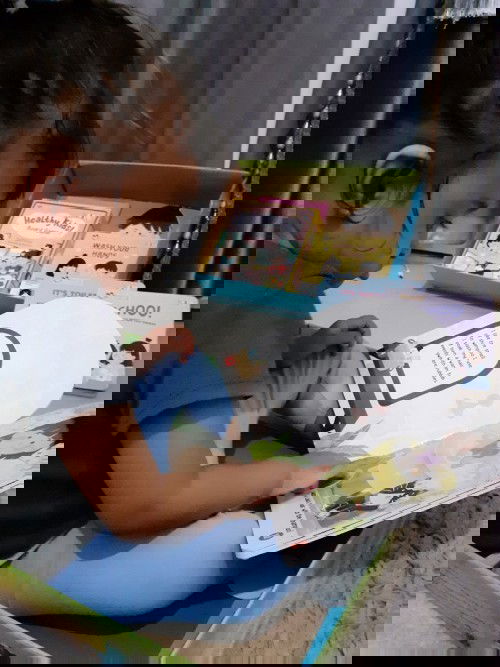 Bacaaiin buku untuk bayi yukk..