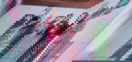 Lebaran pertama sikecil nih.sikecil digendong sama oma #MomenBersamaKeluargaTAP