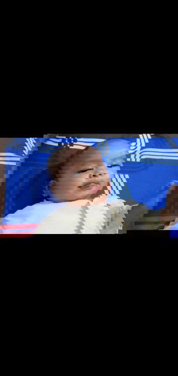 Bayi 4 bulan menjilati bibir atas