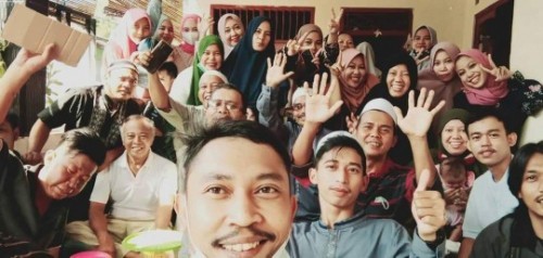 Moment Lebaran Makan Bakso Di Kuburan