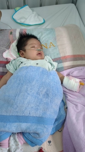 Thương con gái mới có 47d mà ngày nào cũng phải chích thuốc 4l.. cố lên cgai mau khỏe r về nha
