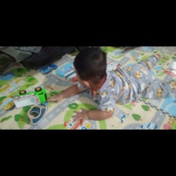 hallo.. bunda bagai mana cara stimulasi bayi agar cepat  merangkang ?