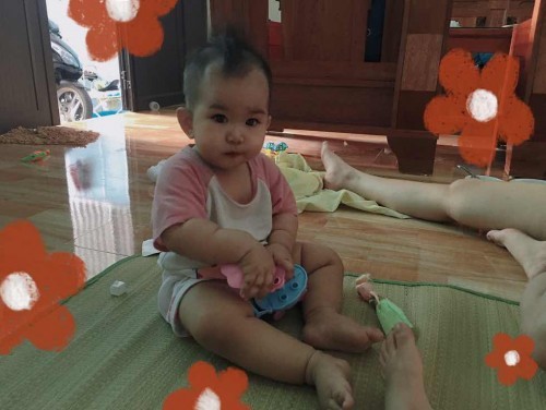 Mẹ chỉ biết làm mấy món đơn giản thôi
Nhưng em của mẹ rất hợp tác
Cơm nát + chim Bồ câu + canh rau + nước lọc
Yêu em