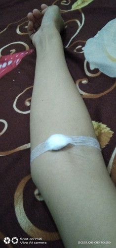 Saking parah nya mual muntah ,, sampe harus begini
Di tambah kurang darah , sama kurang cairan π