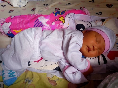 Ok lang po na ganyan ang higa ni LO ko? 5 days plng po sya.