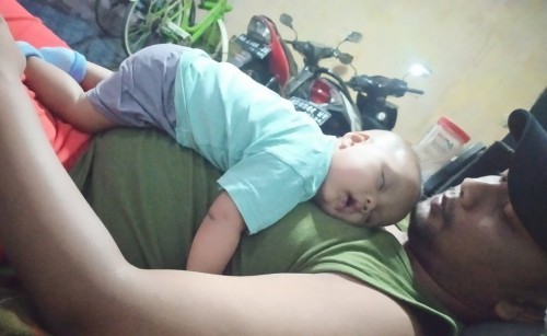 Bayi usia hampir 3 bulan tapi belum kuat menyangga kepala sendiri