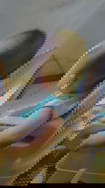 Duduk di booster seat