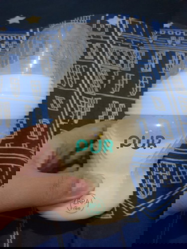 Hi po..  paano sanayin ang baby sa bottle and formula milk... thank you