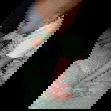 Telapak tangan ditekuk ke atas 😭