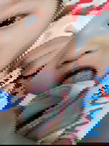 Bé em như này phải bị nấm miệng kq ạ ? Huhu