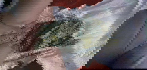 gray na may pagkayellow na poop ni baby