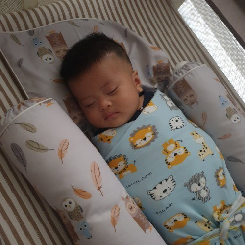 Bayi 3 bulan lebih masih dibedong normalkah?