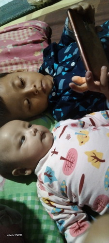 Bayi tiga bulan suka lihat hp