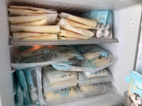 แม่ๆบ้านไหนน้ำนมเยอะถึงขั้นต้องเอาน้ำนมมาอาบให้ลูกเหมือนบ้านนี้บ้างคะ ลูกติดเต้า ไม่ค่อยกินนมสต็อก กินน้อยมาก จนตอนนี้นมล้นตู้มากก ตอนนี้ลูก4เดือน5วัน แล้ววว