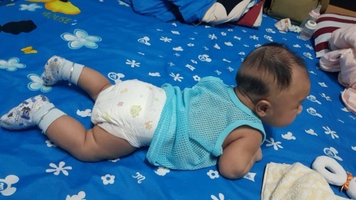 ลูกคว่ำเองได้ตั้งแต่ยังไม่สามเดือน จับนอนหงายก็ร้องจะคว่ำอย่างเดียว บ้านไหนคว่ำตอนกี่เดือนกันบ้างคะ