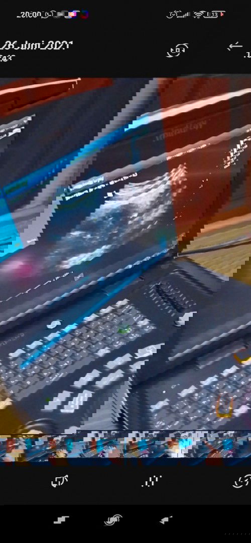 Keluar darah segar kaya darah menstruasi.