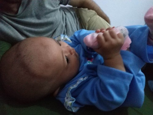 Apalah bolehbayi 6bulan kurang 4h hari di kasih makan ? Karna sepertinya anak ga kenyang2 kalo nene