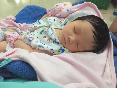 คลอดลูกได้3วัน น้องดูดเก่งมากค่ะเเต่น้ำนมยัมไม่มีให้ลูกเลยค่ะ
ขอคำเเนะนำเเม่ๆหน่อยค่ะ