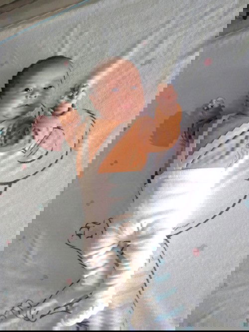 Con e hai tháng mà tiem vacxin trễ vào tháng thứ ba liệu có được k các m?