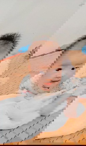 Các mẹ ơi. Con em lúc sinh 2.9kg mà ba tháng rồi mới được 5.7kg thuii. Thấy ngta khoe con mà buồn...