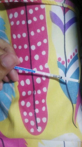 Apakah ini udah dikatakan positif,garis pertama merah tapi tipis..garis kedua tebal tapi warna gelap