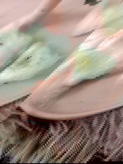 Các mom oi. E bầu 10 tuần.  dùng miếng bông gòn lau mặt xong lúc kiến bu nhiều. Có phải em bị