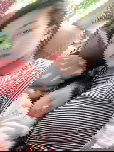 เด็กน้อย16วัน ติดเเม่สะเเล้ว เวลากินนมก้รีบกินเหมือนกลัวคนอื่นเเย่งเเล้วร้องไห้เเต่พอเเม่บอกว่าโอ๋ๆๆก้หยุดร้องสะงั้น