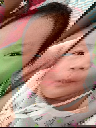 เด็กน้อยหันตามเสียง