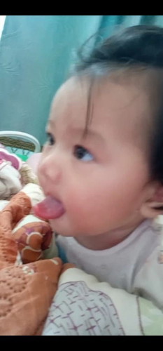 น้องแลบลิ้น