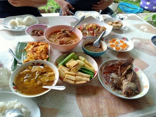 อาหารกลางวัน