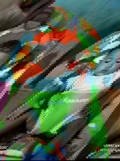 Apakah bayi umur 5 bulan sudah boleh Memakai gendongan duduk dan mainan duduk