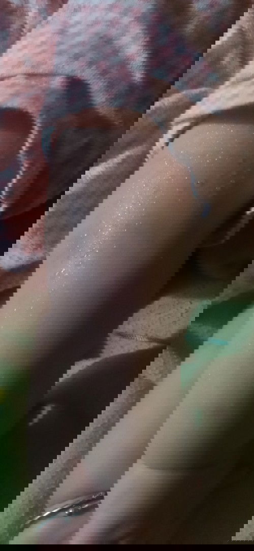 bunda. ada yang sama kyk ank ku gak. keringetan gtu klo tdur.. biasa nya cuma kpala .. skarang seluruh badan nya mpe basah tu baju..  ada yg sama gk.. kira2 aman gak